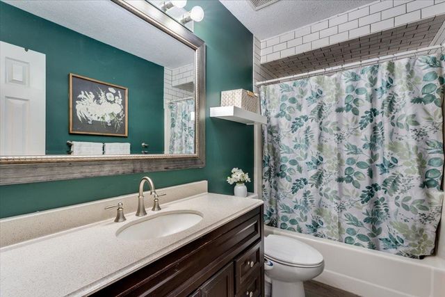 8621 W Westlawn Ct, Wichita, KS 67212