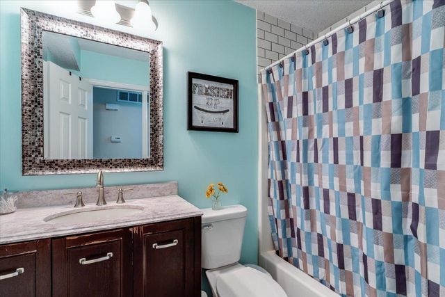 8621 W Westlawn Ct, Wichita, KS 67212