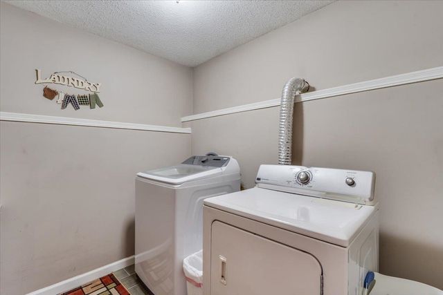 8621 W Westlawn Ct, Wichita, KS 67212