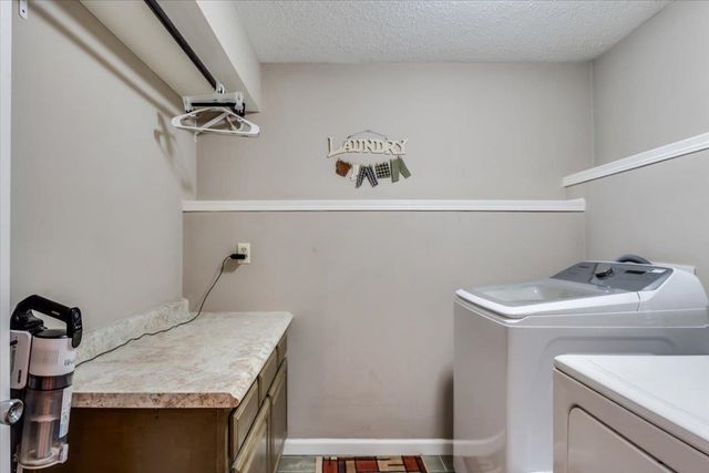 8621 W Westlawn Ct, Wichita, KS 67212