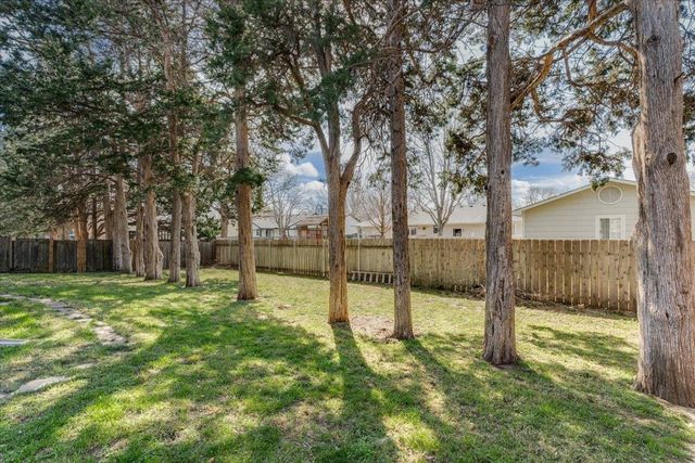 8621 W Westlawn Ct, Wichita, KS 67212