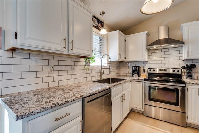 8621 W Westlawn Ct, Wichita, KS 67212