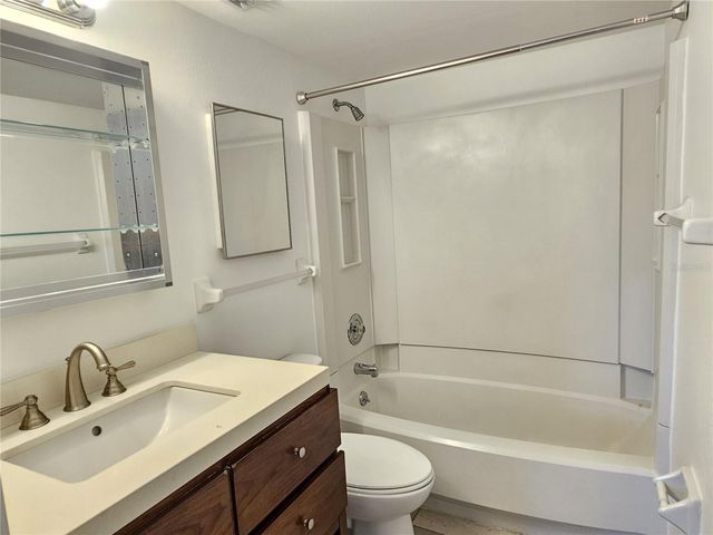 499 ALBEE FARM ROAD V11, Venice, FL 34285