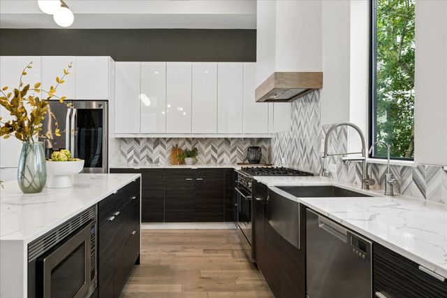 607 Memorial Heights Drive, Houston, TX 77007