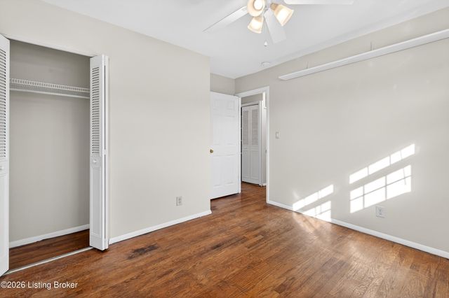 149 N Circlecrest Dr, Louisville, KY 40229