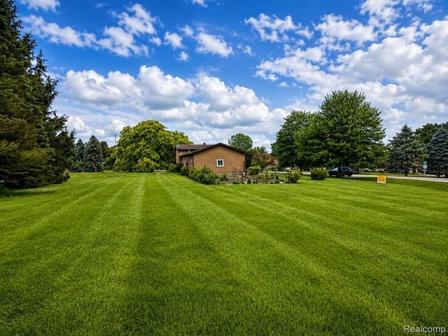 977 Mary Drive, Lapeer, MI 48446