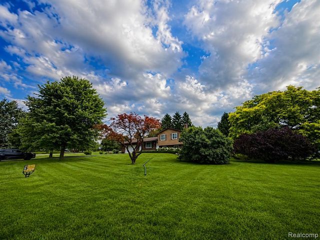 977 Mary Drive, Lapeer, MI 48446
