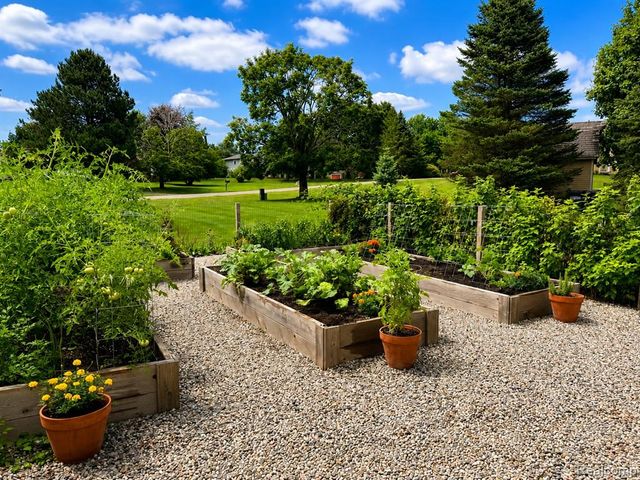 977 Mary Drive, Lapeer, MI 48446