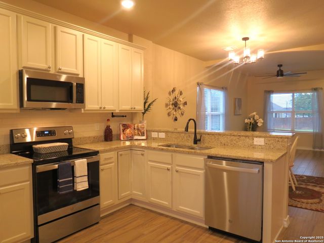 740 Crestview, Floresville, TX 78114
