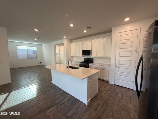 9823 E Tupelo Avenue, Mesa, AZ 85212