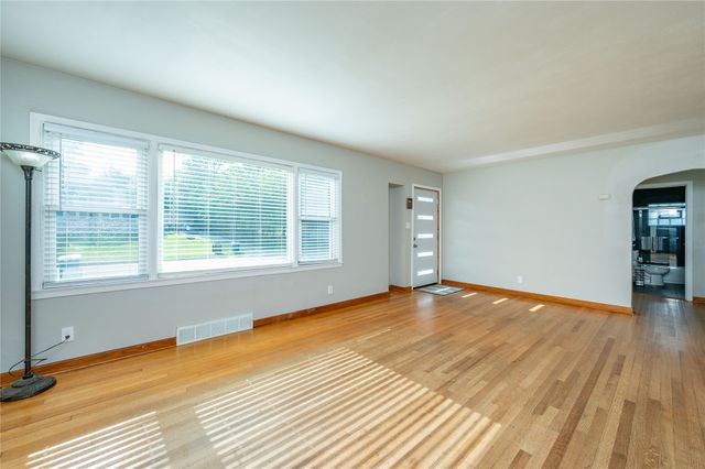 6110 SW 12th Street, Des Moines, IA 50315