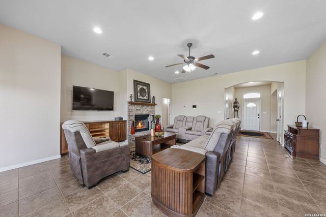 16371 Borregas Rd, Elmendorf, TX 78112
