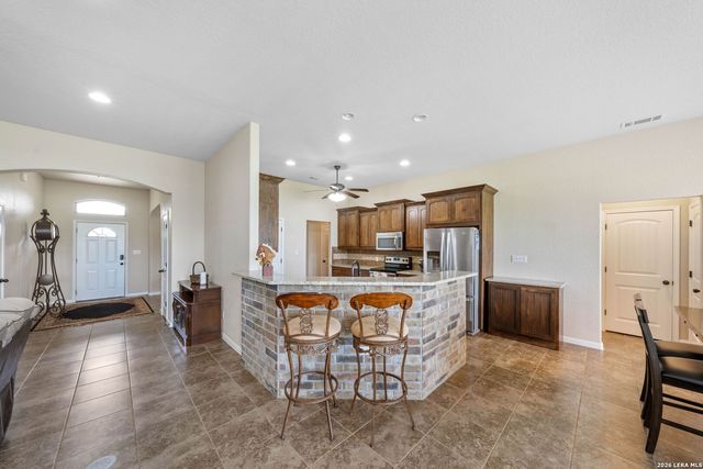 16371 Borregas Rd, Elmendorf, TX 78112
