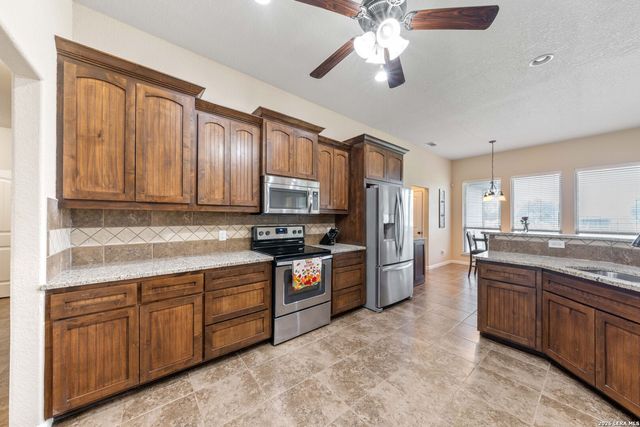 16371 Borregas Rd, Elmendorf, TX 78112