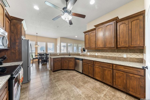 16371 Borregas Rd, Elmendorf, TX 78112