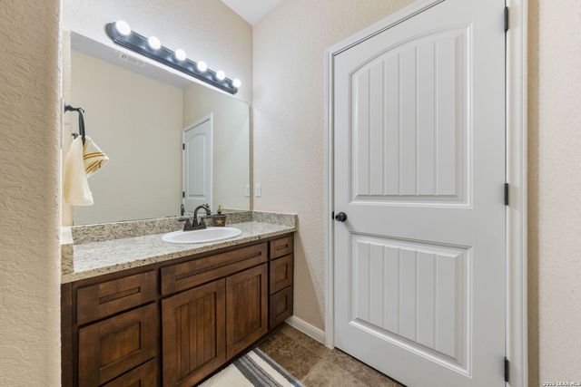16371 Borregas Rd, Elmendorf, TX 78112