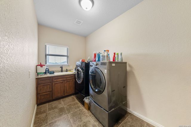 16371 Borregas Rd, Elmendorf, TX 78112