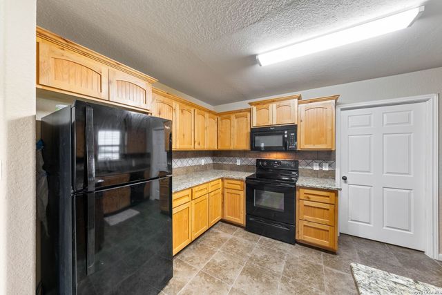 16371 Borregas Rd, Elmendorf, TX 78112