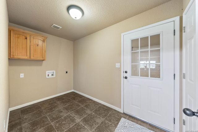 16371 Borregas Rd, Elmendorf, TX 78112