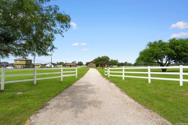 16371 Borregas Rd, Elmendorf, TX 78112