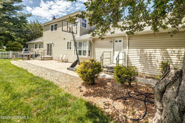 25 Mccue Road, Morganville, NJ 07751