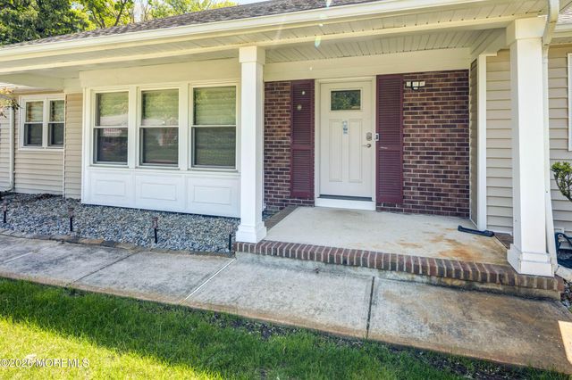 25 Mccue Road, Morganville, NJ 07751