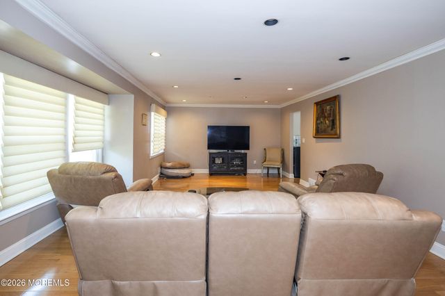 25 Mccue Road, Morganville, NJ 07751