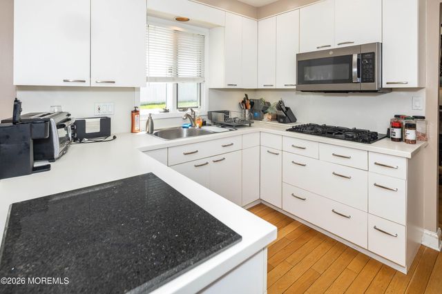 25 Mccue Road, Morganville, NJ 07751