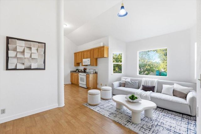 21075 Greenleaf Drive, Cupertino, CA 95014