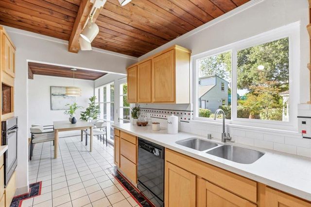 21075 Greenleaf Drive, Cupertino, CA 95014