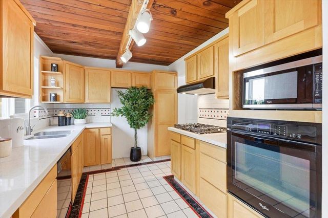 21075 Greenleaf Drive, Cupertino, CA 95014