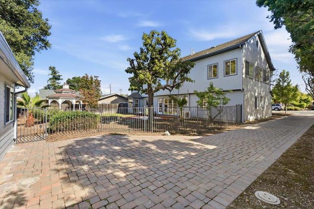 21075 Greenleaf Drive, Cupertino, CA 95014