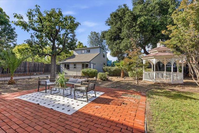 21075 Greenleaf Drive, Cupertino, CA 95014