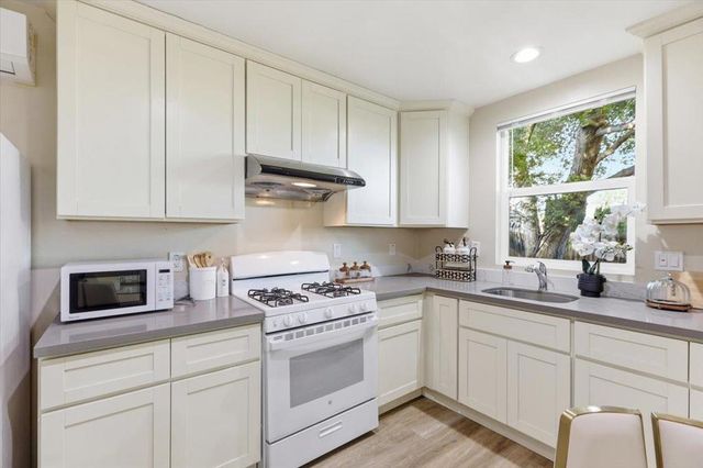 21075 Greenleaf Drive, Cupertino, CA 95014