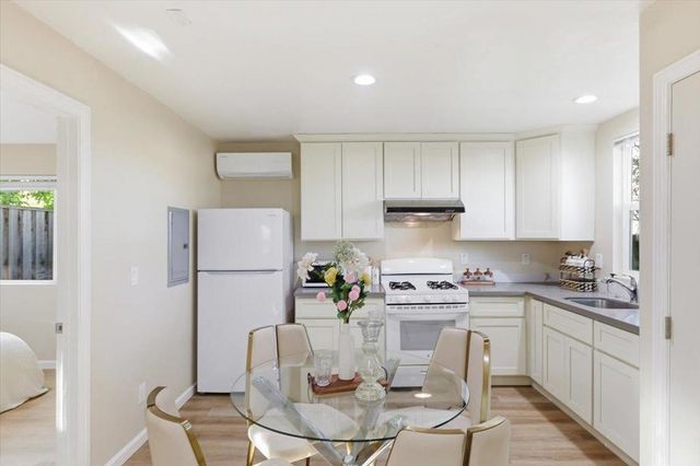 21075 Greenleaf Drive, Cupertino, CA 95014