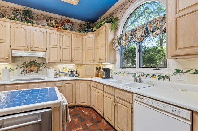 6710 STONEHAM Drive, Amarillo, TX 79109
