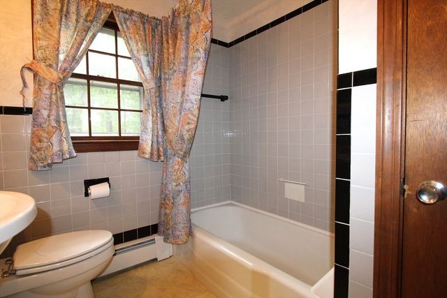 80 Pine Valley Dr, Dracut, MA 01826