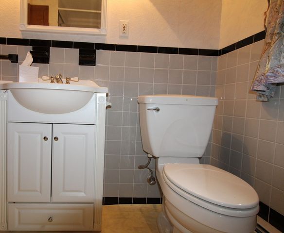 80 Pine Valley Dr, Dracut, MA 01826