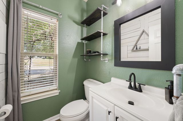 1907 Clearview Drive, Ennis, TX 75119