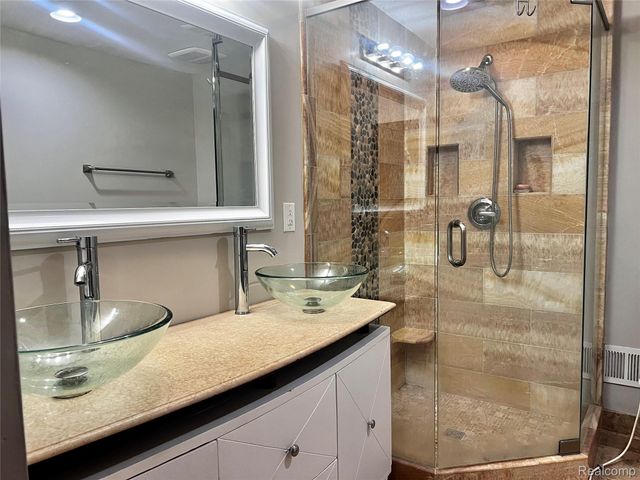 35467 Heritage Lane, Farmington, MI 48335