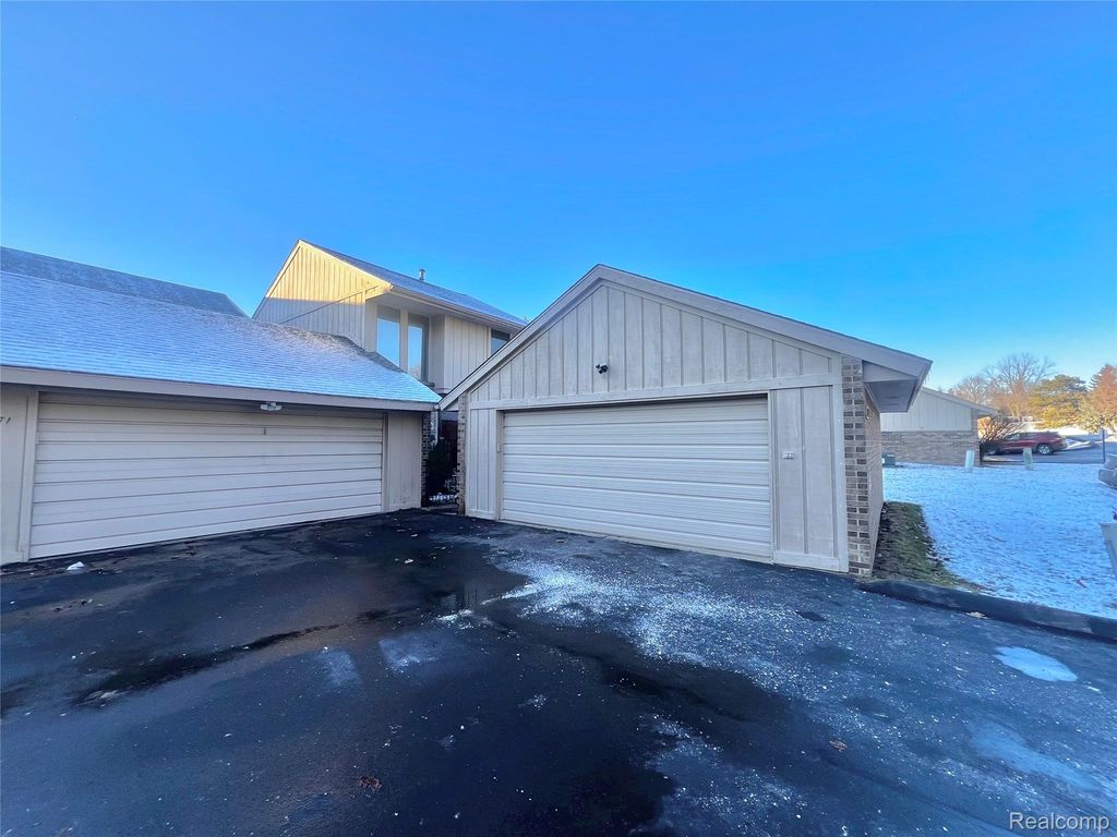 35467 Heritage Lane, Farmington, MI 48335