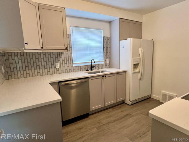 22936 CAROLINA Street, St. Clair Shores, MI 48080