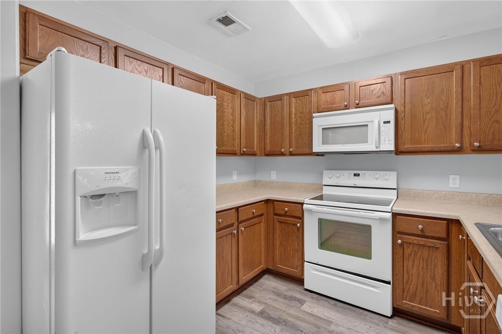 Image 13 of property listing at 48 Winter Lake Circle, Savannah, GA 31407