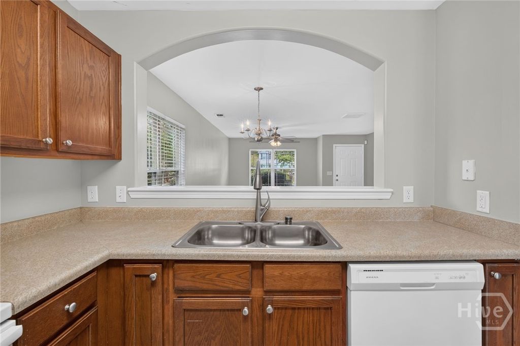 Image 16 of property listing at 48 Winter Lake Circle, Savannah, GA 31407