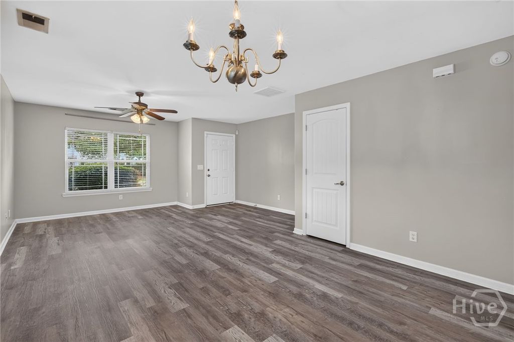 Image 8 of property listing at 48 Winter Lake Circle, Savannah, GA 31407
