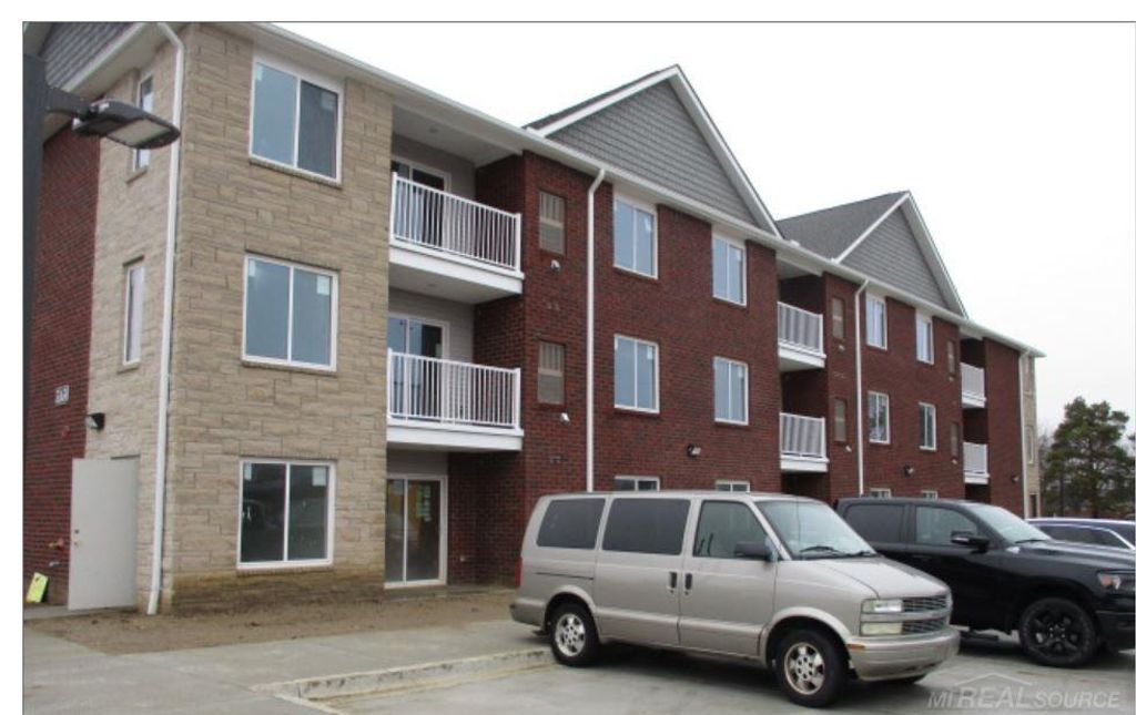 33630 Utica Road 201, Fraser, MI 48026