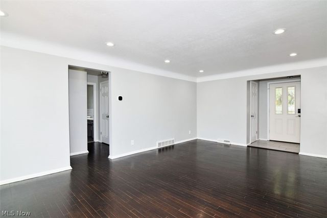 4949 Emmet Road, Lyndhurst, OH 44124
