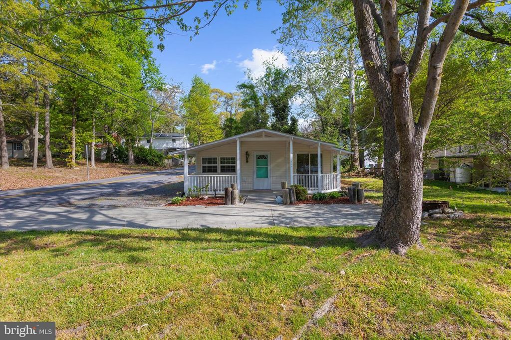 Image 4 of property listing at 8312 PINE BLVD, Lusby, MD 20657