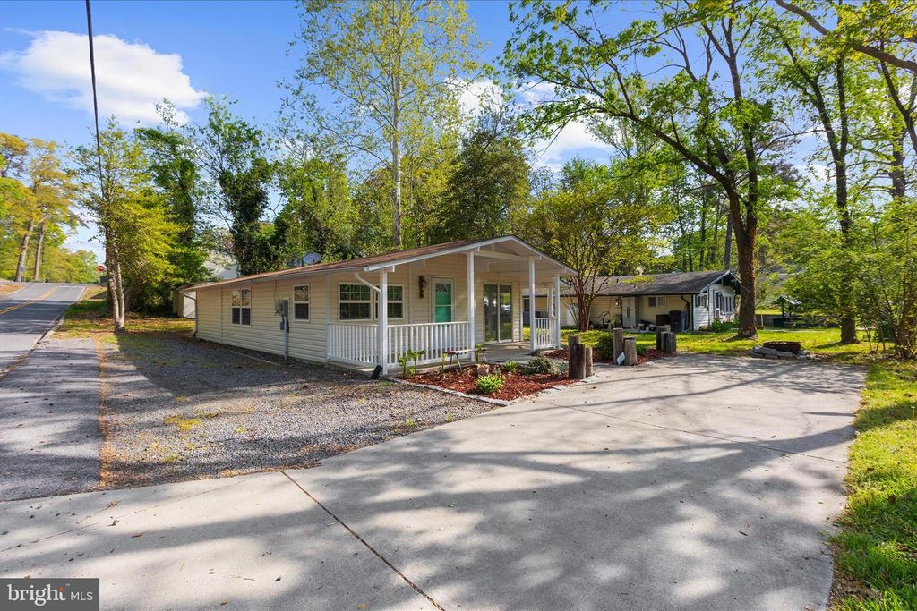 Image 5 of property listing at 8312 PINE BLVD, Lusby, MD 20657