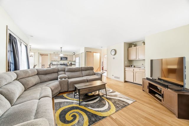 275 Farmhill Drive, Algonquin, IL 60102